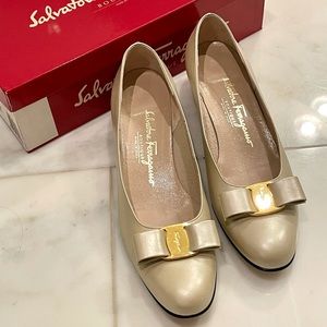 Salvatore Ferragamo Bow Shoe - Beige / Gold